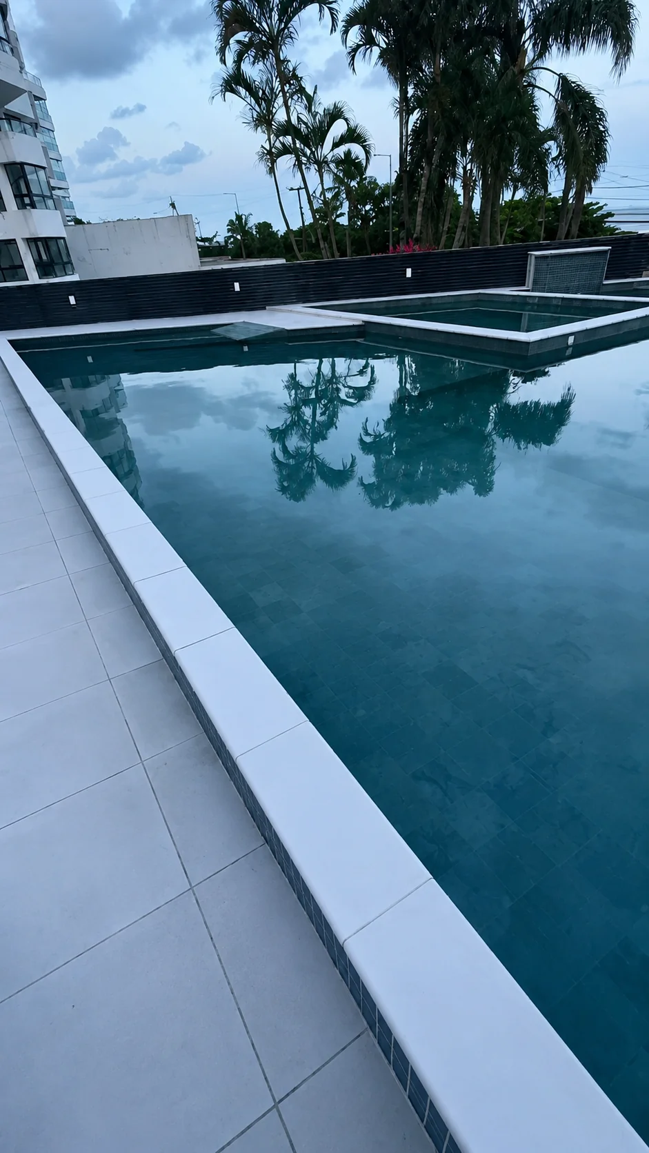 Piscina Elevada e SPA — Edifício Sunshine